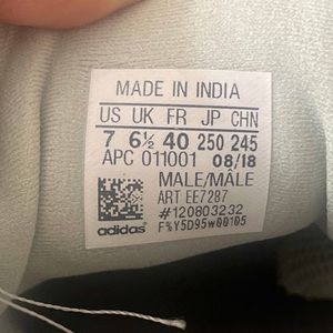 Size 7 Yeezy 500 ‘Salt’.